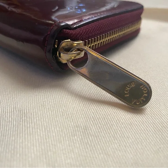 Louis Vuitton Monogram Vernis Zippy Wallet in the color Amarante - Picture 4 of 11